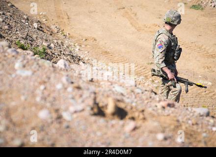 Ein britischer Soldat wird bei einer Übung in der Nähe von Tapa, Estland, am 20. Mai 2023 gesehen. Estland veranstaltet im Frühjahr die NATO-Übungen im Sturm, an denen über 13 Mitarbeiter beteiligt sind, die zusammen mit den estnischen Streitkräften (EDF) Schulungen der US-amerikanischen, deutschen, britischen, französischen und polnischen Streitkräfte absolvieren. (Foto: Jaap Arriens / Sipa USA) Stockfoto