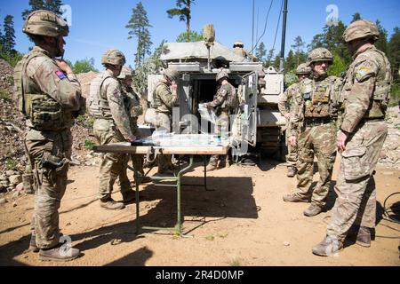 Britische und französische Soldaten werden bei einer Übung in der Nähe von Tapa, Estland, am 20. Mai 2023 gesehen. Estland veranstaltet im Frühjahr die NATO-Übungen im Sturm, an denen über 13 Mitarbeiter beteiligt sind, die zusammen mit den estnischen Streitkräften (EDF) Schulungen der US-amerikanischen, deutschen, britischen, französischen und polnischen Streitkräfte absolvieren. (Foto: Jaap Arriens / Sipa USA) Stockfoto