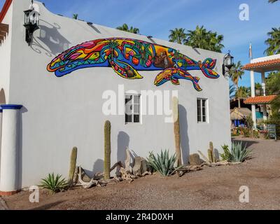 Farbenfrohes Wandgemälde für Wale im historischen Loreto, in der Nähe der Danzante Bay in Baja California Sur, Mexiko Stockfoto