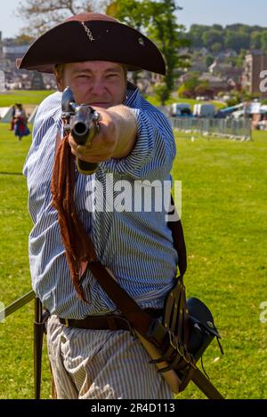 Swanage, Dorset, Großbritannien. 27. Mai 2023 Piraten erobern Swanage an einem warmen, sonnigen Tag zum Purbeck Pirate Festival. Ein unterhaltsamer Tag für die Massen. Piratenaktivitäten, Piratenparade und Scharmützel am Strand mit Nachstellung der Schlacht von Rotröcken gegen Piraten. Das Fest findet heute und morgen statt. Kredit: Carolyn Jenkins/Alamy Live News Stockfoto