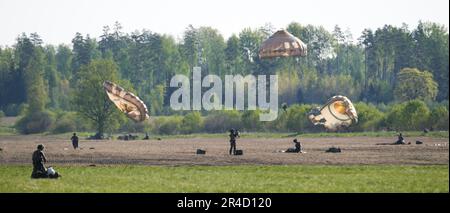 Warschau, Estland. 20. Mai 2023. Französische Fallschirmjäger landen am 20. Mai 2023 in der Nähe von Viitna, Estland. Estland veranstaltet im Frühjahr die NATO-Übungen im Sturm, an denen über 13 Mitarbeiter beteiligt sind, die zusammen mit den estnischen Streitkräften (EDF) Schulungen der US-amerikanischen, deutschen, britischen, französischen und polnischen Streitkräfte absolvieren. (Foto: Jaap Arriens/Sipa USA) Guthaben: SIPA USA/Alamy Live News Stockfoto