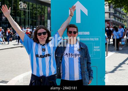 Coventry-Fans posieren für ein Foto vor dem Sky Bet Championship Play-Off-Finalspiel Coventry City vs Luton Town im Wembley Stadium, London, Großbritannien, 27. Mai 2023 (Foto von Gareth Evans/News Images) in London, Großbritannien, am 5./24. Mai 2023. (Foto: Gareth Evans/News Images/Sipa USA) Stockfoto