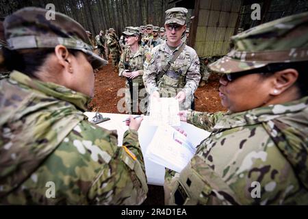 Die Cadre-Mitglieder geben den Teilnehmern vor dem Kurs Landnavigation heute in Ft. Lee, Va Soldaten aus verschiedenen Divisionen haben sich hier versammelt, um den 2023. Best Warrior Competition zu absolvieren, der vom 80. Training Command veranstaltet wird. Stockfoto