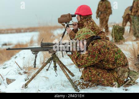 Soldaten des 1. Regimental Landing Team, Japan Ground Self Defense Force, kalibrieren die Zielpunkte ihrer Gewehre, bevor sie eine bilaterale Scharfschützenübung mit den USA durchführen Marines vom Landungsteam 1/4, 31. Marine Expeditionary Unit, während Iron Fist 23 in Hijudai, Japan, 21. Februar 2023. Die bilaterale Feuerübung wurde während der Iron Fist 23 durchgeführt, um ein Verständnis der Waffensysteme der Alliierten zu entwickeln. Iron Fist ist eine jährliche bilaterale Übung, die darauf abzielt, die Interoperabilität zu erhöhen und die Beziehungen zwischen den USA zu stärken Marine Corps, die USA Navy, die JGSDF und Th Stockfoto