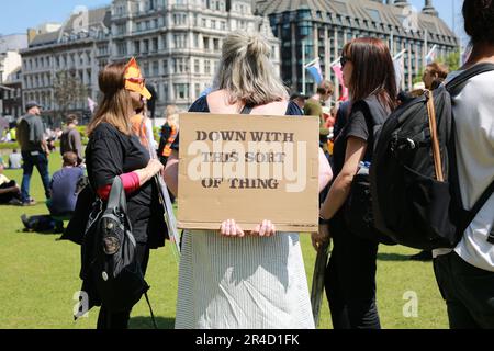 London, Großbritannien. 27. Mai 2023 "Nicht Mein Schein" -Protest. Aktivisten vieler Organisationen protestieren am Parliament Square und in der Downing Street gegen das Gesetz zur öffentlichen Ordnung von 2023, das am 3. Mai in Kraft trat. Das umstrittene Gesetz räumt dem Personal der Strafverfolgungsbehörden bei Demonstrationen einen größeren Handlungsbereich ein. Aktivisten von Just Stop Oil, Extinction Rebellion, Republik, Zigeunerliga, Black Lives Matter, Die Kampagne für nukleare Abrüstung und andere Bürgerrechtsgruppen beteiligen sich an dem Protest. Kredit: Waldemar Sikora/Alamy Live News Stockfoto