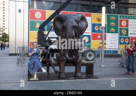 Auf der South Oculus Plaza des World Trade Center Campus in Lower Manhattan in New York City werden große Skulpturen verschiedener gefährdeter Tiere von den Künstlern Gillie und Marc ausgestellt. Zusammen mit dem Titel „A Wild Li for Wildlife in New York“. 27. Mai 2023 (Foto: Vanessa Carvalho) Guthaben: Brazil Photo Press/Alamy Live News Stockfoto