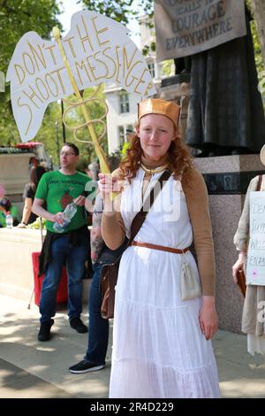 London, Großbritannien. 27. Mai 2023 "Nicht Mein Schein" -Protest. Aktivisten vieler Organisationen protestieren am Parliament Square und in der Downing Street gegen das Gesetz zur öffentlichen Ordnung von 2023, das am 3. Mai in Kraft trat. Das umstrittene Gesetz räumt dem Personal der Strafverfolgungsbehörden bei Demonstrationen einen größeren Handlungsbereich ein. Aktivisten von Just Stop Oil, Extinction Rebellion, Republik, Zigeunerliga, Black Lives Matter, Die Kampagne für nukleare Abrüstung und andere Bürgerrechtsgruppen beteiligen sich an dem Protest. Kredit: Waldemar Sikora/Alamy Live News Stockfoto