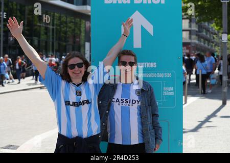 London, Großbritannien. 24. Mai 2023. Coventry-Fans posieren für ein Foto vor dem Sky Bet Championship Play-Off-Finalspiel Coventry City vs Luton Town im Wembley Stadium, London, Großbritannien, 27. Mai 2023 (Foto von Gareth Evans/News Images) in London, Großbritannien, am 5./24. Mai 2023. (Foto: Gareth Evans/News Images/Sipa USA) Guthaben: SIPA USA/Alamy Live News Stockfoto