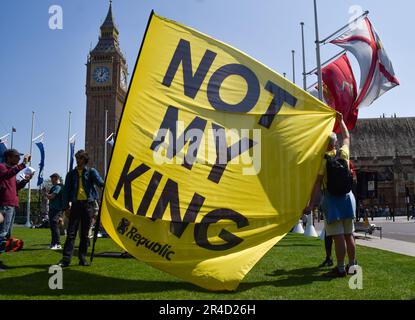 London, Großbritannien. 27. Mai 2023 Mitglieder der Anti-Monarchie-Gruppe Republik halten ein Banner nicht mein König auf dem Parlamentsplatz. Verschiedene Aktivistengruppen versammelten sich in Westminster, um gegen das Gesetz zur öffentlichen Ordnung zu protestieren, das Proteste einschränkt. Kredit: Vuk Valcic/Alamy Live News Stockfoto