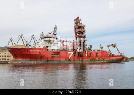 Danzig, kaiserliche Werft, Polen - 01. Mai 2019: Schiff am Kai der Werft festgemacht. Kräne im Hintergrund. Stockfoto