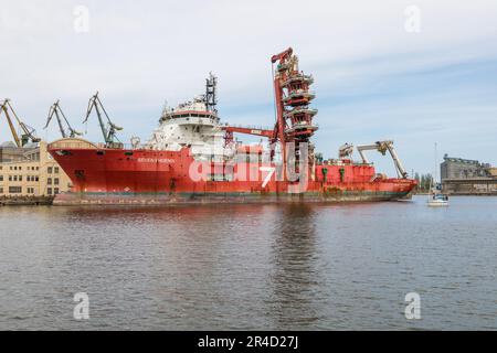 Danzig, kaiserliche Werft, Polen - 01. Mai 2019: Schiff am Kai der Werft festgemacht. Kräne im Hintergrund. Stockfoto