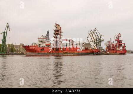 Danzig, kaiserliche Werft, Polen - 01. Mai 2019: Schiff am Kai der Werft festgemacht. Kräne im Hintergrund. Stockfoto