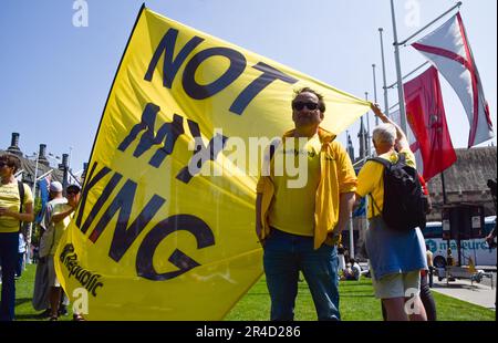 London, Großbritannien. 27. Mai 2023 Graham Smith, Anführer der Anti-Monarchie-Gruppe Republik, steht neben einem nicht-Mein-König-Banner auf dem Parliament Square. Verschiedene Aktivistengruppen versammelten sich in Westminster, um gegen das Gesetz zur öffentlichen Ordnung zu protestieren, das Proteste einschränkt. Kredit: Vuk Valcic/Alamy Live News Stockfoto