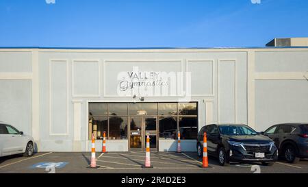 Utica, New York - 15. Mai 2023: Landschaftsansicht aus der Nähe des Valley Gymnastics Storefront. Stockfoto