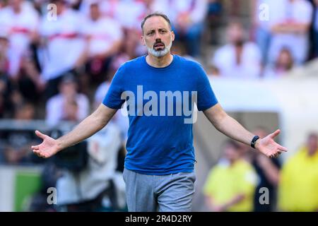 Stuttgart, Deutschland. 27. Mai 2023. Fußball: Bundesliga, VfB Stuttgart - TSG 1899 Hoffenheim, Matchday 34, Mercedes-Benz Arena. Hoffenheim-Trainer Pellegrino Matarazzo-Gesten. Kredit: Tom Weller/dpa - WICHTIGER HINWEIS: Gemäß den Anforderungen der DFL Deutsche Fußball Liga und des DFB Deutscher Fußball-Bund ist es verboten, im Stadion aufgenommene Fotos und/oder das Spiel in Form von Sequenzbildern und/oder videoähnlichen Fotoserien zu verwenden oder verwenden zu lassen./dpa/Alamy Live News Stockfoto