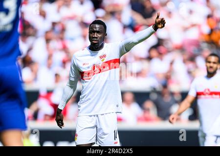 Stuttgart, Deutschland. 27. Mai 2023. Fußball: Bundesliga, VfB Stuttgart - TSG 1899 Hoffenheim, Matchday 34, Mercedes-Benz Arena. Stuttgarts Silas Katompa Mvumpa-Gesten. Kredit: Tom Weller/dpa - WICHTIGER HINWEIS: Gemäß den Anforderungen der DFL Deutsche Fußball Liga und des DFB Deutscher Fußball-Bund ist es verboten, im Stadion aufgenommene Fotos und/oder das Spiel in Form von Sequenzbildern und/oder videoähnlichen Fotoserien zu verwenden oder verwenden zu lassen./dpa/Alamy Live News Stockfoto