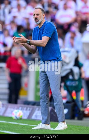 Stuttgart, Deutschland. 27. Mai 2023. Fußball: Bundesliga, VfB Stuttgart - TSG 1899 Hoffenheim, Matchday 34, Mercedes-Benz Arena. Hoffenheim-Trainer Pellegrino Matarazzo-Gesten. Kredit: Tom Weller/dpa - WICHTIGER HINWEIS: Gemäß den Anforderungen der DFL Deutsche Fußball Liga und des DFB Deutscher Fußball-Bund ist es verboten, im Stadion aufgenommene Fotos und/oder das Spiel in Form von Sequenzbildern und/oder videoähnlichen Fotoserien zu verwenden oder verwenden zu lassen./dpa/Alamy Live News Stockfoto