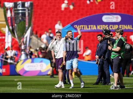 Matthew Godden von Coventry City mit Physio Chris Marsh vor dem Sky Bet Championship Play-Off-Finale im Wembley Stadium, London. Foto: Samstag, 27. Mai 2023. Stockfoto