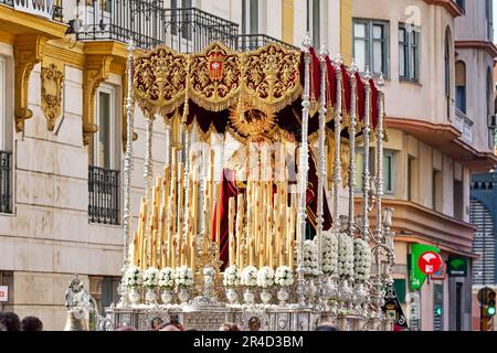 Andalusien Spanien. Prozession im Semana Santa (Heilige Woche) in Malaga. Heilige Statuen, die auf Schwimmer montiert sind Stockfoto