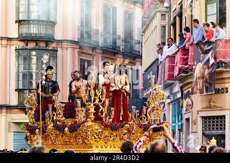 Andalusien Spanien. Prozession im Semana Santa (Heilige Woche) in Malaga. Heilige Statuen, die auf Schwimmer montiert sind Stockfoto