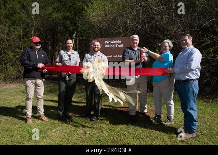 (Von links nach rechts) Smith County Bürgermeister Jeff Mason, Park Ranger Luciana Arena, Park Ranger Brad Potts, Cordell Hull Lake Resource Manager Kenny Claywell, Natasha Deane, Eigentümer von Wildwood Resort & Marina und Vorsitzender von Friends of Cordell Hull Lake, Und der Bürgermeister von Jackson County Randy Heady hat am 25. März 2023 am Indian Creek Archery Range Trailhead in Granville, Tennessee, eine Schleife für den Periwinkle Hiking Trail gezogen. Stockfoto