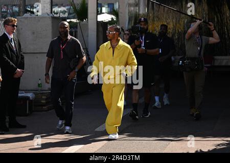 Mezzolombardo, Mezzolombardo, Italien. 27. Mai 2023. Der britische Fahrer Lewis Hamilton kommt am Paddock des FIA Formel 1 Grand Prix du Monaco am Circuit de Monaco in Monaco an. (Kreditbild: © Daisy Facinelli/ZUMA Press Wire) NUR REDAKTIONELLE VERWENDUNG! Nicht für den kommerziellen GEBRAUCH! Kredit: ZUMA Press, Inc./Alamy Live News Stockfoto