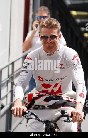 Mezzolombardo, Mezzolombardo, Italien. 27. Mai 2023. Der deutsche Fahrer Nico Hulkenberg (Haas-F1-Team) kommt am samstag vor der dritten Übungssitzung beim FIA Formel 1 Grand Prix in Monaco auf dem Circuit de Monaco in Monaco in die Garage. (Kreditbild: © Daisy Facinelli/ZUMA Press Wire) NUR REDAKTIONELLE VERWENDUNG! Nicht für den kommerziellen GEBRAUCH! Kredit: ZUMA Press, Inc./Alamy Live News Stockfoto