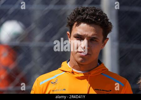 Mezzolombardo, Mezzolombardo, Italien. 27. Mai 2023. Der britische Fahrer Lando Norris wird im Paddock des FIA Formula 1 Grand Prix in Monaco auf dem Circuit de Monaco in Monaco gesehen. (Kreditbild: © Daisy Facinelli/ZUMA Press Wire) NUR REDAKTIONELLE VERWENDUNG! Nicht für den kommerziellen GEBRAUCH! Kredit: ZUMA Press, Inc./Alamy Live News Stockfoto