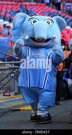 Wembley Stadium, London, Großbritannien. 27. Mai 2023. EFL Championship Play Off Football Final, Coventry City gegen Luton Town; Coventry City Maskottchen Sky Blue Sam Credit: Action Plus Sports/Alamy Live News Stockfoto