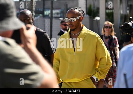 Mezzolombardo, Mezzolombardo, Italien. 27. Mai 2023. Der britische Fahrer Lewis Hamilton kommt am Paddock des FIA Formel 1 Grand Prix du Monaco am Circuit de Monaco in Monaco an. (Kreditbild: © Daisy Facinelli/ZUMA Press Wire) NUR REDAKTIONELLE VERWENDUNG! Nicht für den kommerziellen GEBRAUCH! Kredit: ZUMA Press, Inc./Alamy Live News Stockfoto