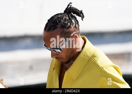 Mezzolombardo, Mezzolombardo, Italien. 27. Mai 2023. Der britische Fahrer Lewis Hamilton kommt am Paddock des FIA Formel 1 Grand Prix du Monaco am Circuit de Monaco in Monaco an. (Kreditbild: © Daisy Facinelli/ZUMA Press Wire) NUR REDAKTIONELLE VERWENDUNG! Nicht für den kommerziellen GEBRAUCH! Kredit: ZUMA Press, Inc./Alamy Live News Stockfoto