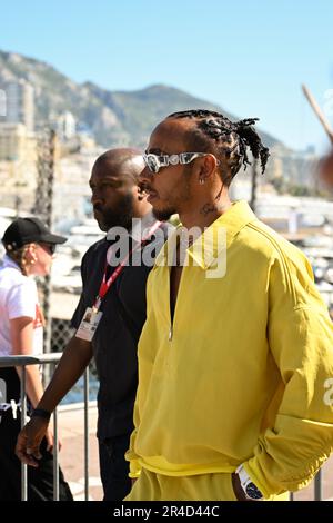 Mezzolombardo, Mezzolombardo, Italien. 27. Mai 2023. Der britische Fahrer Lewis Hamilton kommt am Paddock des FIA Formel 1 Grand Prix du Monaco am Circuit de Monaco in Monaco an. (Kreditbild: © Daisy Facinelli/ZUMA Press Wire) NUR REDAKTIONELLE VERWENDUNG! Nicht für den kommerziellen GEBRAUCH! Kredit: ZUMA Press, Inc./Alamy Live News Stockfoto