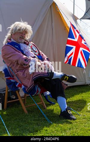 Swanage, Dorset, Großbritannien. 27. Mai 2023 Piraten erobern Swanage an einem warmen, sonnigen Tag zum Purbeck Pirate Festival. Ein unterhaltsamer Tag für die Massen. Piratenaktivitäten, Piratenparade und Scharmützel am Strand mit Nachstellung der Schlacht von Rotröcken gegen Piraten. Das Fest findet heute und morgen statt. Kredit: Carolyn Jenkins/Alamy Live News Stockfoto