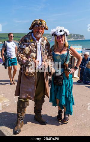 Swanage, Dorset, Großbritannien. 27. Mai 2023 Piraten erobern Swanage an einem warmen, sonnigen Tag zum Purbeck Pirate Festival. Ein unterhaltsamer Tag für die Massen. Piratenaktivitäten, Piratenparade und Scharmützel am Strand mit Nachstellung der Schlacht von Rotröcken gegen Piraten. Das Fest findet heute und morgen statt. Kredit: Carolyn Jenkins/Alamy Live News Stockfoto