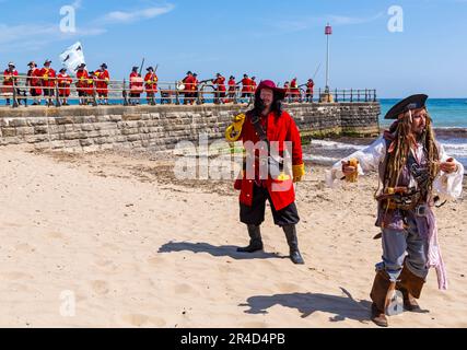 Swanage, Dorset, Großbritannien. 27. Mai 2023 Piraten erobern Swanage an einem warmen, sonnigen Tag zum Purbeck Pirate Festival. Ein unterhaltsamer Tag für die Massen. Piratenaktivitäten, Piratenparade und Scharmützel am Strand mit Nachstellung der Schlacht von Rotröcken gegen Piraten. Das Fest findet heute und morgen statt. Kredit: Carolyn Jenkins/Alamy Live News Stockfoto