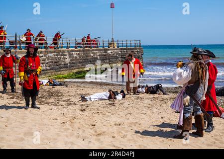 Swanage, Dorset, Großbritannien. 27. Mai 2023 Piraten erobern Swanage an einem warmen, sonnigen Tag zum Purbeck Pirate Festival. Ein unterhaltsamer Tag für die Massen. Piratenaktivitäten, Piratenparade und Scharmützel am Strand mit Nachstellung der Schlacht von Rotröcken gegen Piraten. Das Fest findet heute und morgen statt. Kredit: Carolyn Jenkins/Alamy Live News Stockfoto