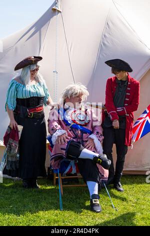 Swanage, Dorset, Großbritannien. 27. Mai 2023 Piraten erobern Swanage an einem warmen, sonnigen Tag zum Purbeck Pirate Festival. Ein unterhaltsamer Tag für die Massen. Piratenaktivitäten, Piratenparade und Scharmützel am Strand mit Nachstellung der Schlacht von Rotröcken gegen Piraten. Das Fest findet heute und morgen statt. Kredit: Carolyn Jenkins/Alamy Live News Stockfoto