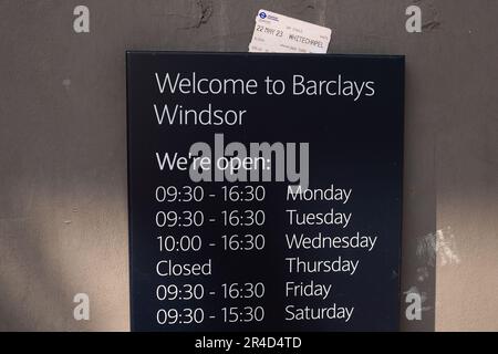 Windsor, Berkshire, Großbritannien. 27. Mai 2023. Barclay's Bank in Windsor (abgebildet) wird am 21. August 2023 endgültig geschlossen. Weitere Banken in der Stadt, die bereits geschlossen haben oder schließen werden, sind Metro, Halifax, Santander, Lloyd's NatWest und HSBC. Dies wird nur Nationwide und das Postamt im Stadtzentrum von Windsor verlassen. Kredit: Maureen McLean/Alamy Live News Stockfoto