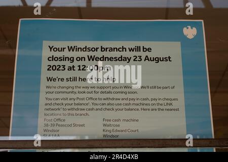 Windsor, Berkshire, Großbritannien. 27. Mai 2023. Barclay's Bank in Windsor (abgebildet) wird am 21. August 2023 endgültig geschlossen. Weitere Banken in der Stadt, die bereits geschlossen haben oder schließen werden, sind Metro, Halifax, Santander, Lloyd's NatWest und HSBC. Dies wird nur Nationwide und das Postamt im Stadtzentrum von Windsor verlassen. Kredit: Maureen McLean/Alamy Live News Stockfoto