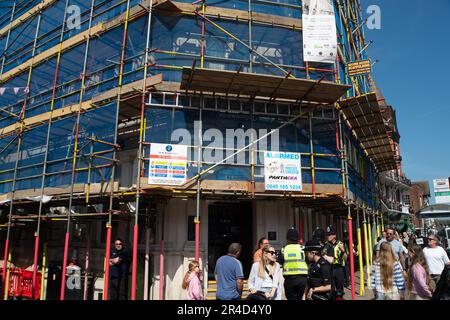 Windsor, Berkshire, Großbritannien. 27. Mai 2023. Barclay's Bank in Windsor (abgebildet) wird am 21. August 2023 endgültig geschlossen. Weitere Banken in der Stadt, die bereits geschlossen haben oder schließen werden, sind Metro, Halifax, Santander, Lloyd's NatWest und HSBC. Dies wird nur Nationwide und das Postamt im Stadtzentrum von Windsor verlassen. Kredit: Maureen McLean/Alamy Live News Stockfoto