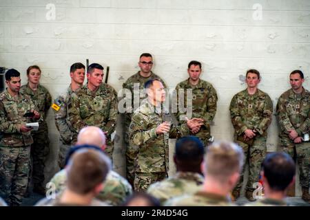 Generalmajor Christopher LaNeve spricht mit Fallschirmjägern des 2. Brigaden-Kampfteams, 82. Division, während der Vorbereitung der Operation Falcon Blitz in Fort Bragg, NC, am 27. Januar 2023. Fallschirmjäger werden eine Operation durchführen, um die Einsatzbereitschaft und die Letalität der Brigaden zu verbessern. Stockfoto