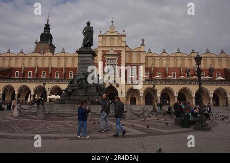 Adam Mickiewicz Denkmal vor der Tuchhalle auf dem Hauptplatz, Krakauer Altstadt, Polen Stockfoto