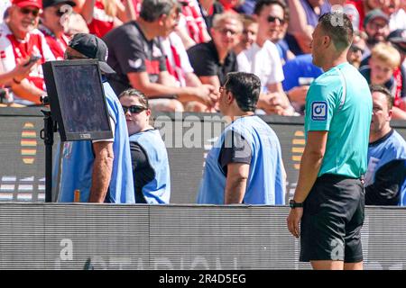 Köln, Deutschland. 27. Mai 2023. KÖLN, DEUTSCHLAND - MAI 27: Schiedsrichter beim VAR während des Bundesliga-Spiels zwischen 1. FC Köln und FC Bayern München im RheinEnergieStadion am 27. Mai 2023 in Köln (Foto von Rene Nijhuis/Orange Pictures). Gutschrift: Orange Pics BV/Alamy Live News Stockfoto