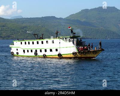 Maumere, Indonesien – 23. Mai 2023: Eine Inselfähre in Indonesien fährt vom Hafen Larantuka zum Hafen von Maumere. Stockfoto