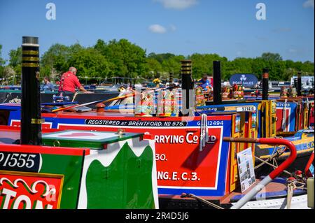 Der Sonnenschein begrüßte die Massen, die die Crick Boat Show über das Feiertagswochenende in der Nähe des Grand Union Canal in Northamptonshire besuchten. Stockfoto