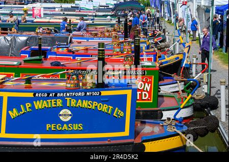 Der Sonnenschein begrüßte die Massen, die die Crick Boat Show über das Feiertagswochenende in der Nähe des Grand Union Canal in Northamptonshire besuchten. Stockfoto