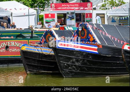 Der Sonnenschein begrüßte die Massen, die die Crick Boat Show über das Feiertagswochenende in der Nähe des Grand Union Canal in Northamptonshire besuchten. Stockfoto