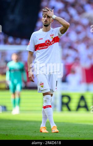 Stuttgart, Deutschland. 27. Mai 2023. Fußball: Bundesliga, VfB Stuttgart - TSG 1899 Hoffenheim, Matchday 34, Mercedes-Benz Arena. Stuttgarts Atakan Karazor reagiert unglücklich. Kredit: Tom Weller/dpa - WICHTIGER HINWEIS: Gemäß den Anforderungen der DFL Deutsche Fußball Liga und des DFB Deutscher Fußball-Bund ist es verboten, im Stadion aufgenommene Fotos und/oder das Spiel in Form von Sequenzbildern und/oder videoähnlichen Fotoserien zu verwenden oder verwenden zu lassen./dpa/Alamy Live News Stockfoto