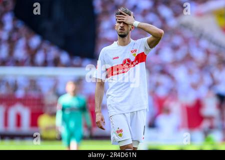 Stuttgart, Deutschland. 27. Mai 2023. Fußball: Bundesliga, VfB Stuttgart - TSG 1899 Hoffenheim, Matchday 34, Mercedes-Benz Arena. Stuttgarts Atakan Karazor reagiert unglücklich. Kredit: Tom Weller/dpa - WICHTIGER HINWEIS: Gemäß den Anforderungen der DFL Deutsche Fußball Liga und des DFB Deutscher Fußball-Bund ist es verboten, im Stadion aufgenommene Fotos und/oder das Spiel in Form von Sequenzbildern und/oder videoähnlichen Fotoserien zu verwenden oder verwenden zu lassen./dpa/Alamy Live News Stockfoto