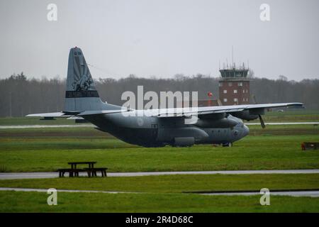 Das 336. Geschwader der Royal Netherlands Air Force, ein Herkules C-130-H-Flugzeug der Black Bulls, führt in Zusammenarbeit mit dem 424. Geschwader der US-Luftwaffe Landing Zone Operationen durch Air Force, während der Operation Orange Bull 2023 auf dem Luftwaffenstützpunkt Chièvres, Belgien, 14. März 2023. Stockfoto